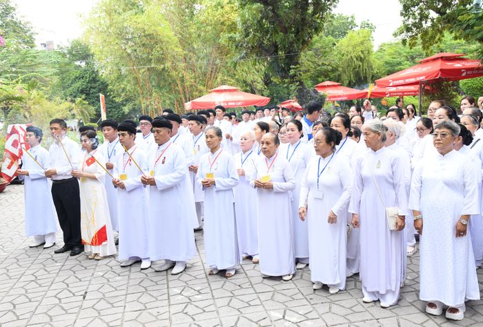 Các đại biểu dâng hương tưởng niệm Tổng Bí thư Trần Phú cùng các Anh hùng liệt sĩ tại Công viên Lê Thị Riêng