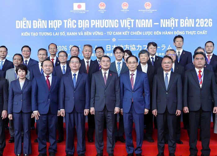 Thủ tướng Lê Minh Hưng chụp ảnh lưu niệm với các đại biểu tham dự diễn đàn