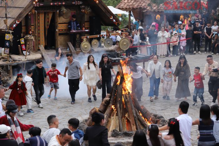 Du khách giao lưu văn hóa tại điểm tham quan trên đường Lâm Văn Thạnh, phường Xuân Trường - Đà Lạt, tỉnh Lâm Đồng. Ảnh: ĐOÀN KIÊN