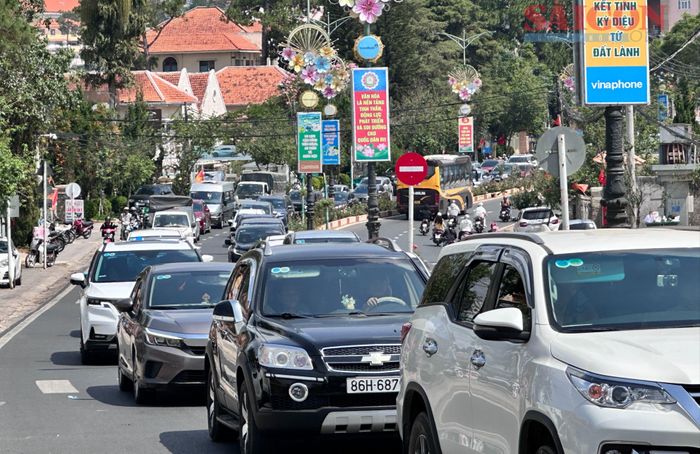 Dòng phương tiện nối đuôi hướng ra đèo Prenn, phường Xuân Hương - Đà Lạt vào dịp lễ tết. Ảnh: ĐOÀN KIÊN