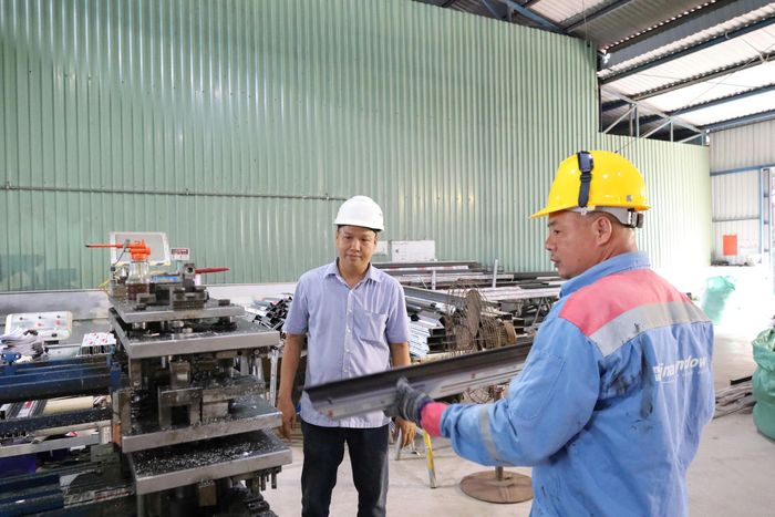 Sản xuất cửa tại một doanh nghiệp thuộc Hội Doanh nghiệp trẻ TPHCM. Ảnh: QUANG VŨ 
