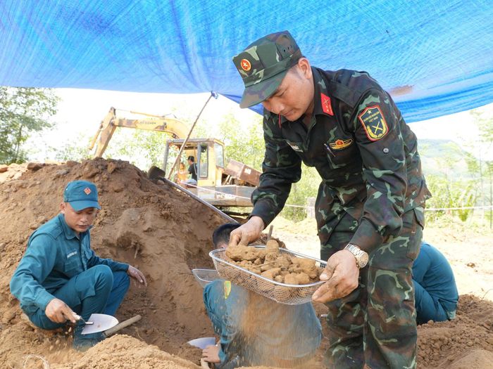  Lực lượng tìm kiếm cẩn trọng sàng lọc từng mẫu vật, chi tiết 