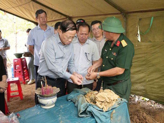  Chủ tịch UBND tỉnh Gia Lai kiểm tra các mẫu vật tìm kiếm được tại hiện trường 