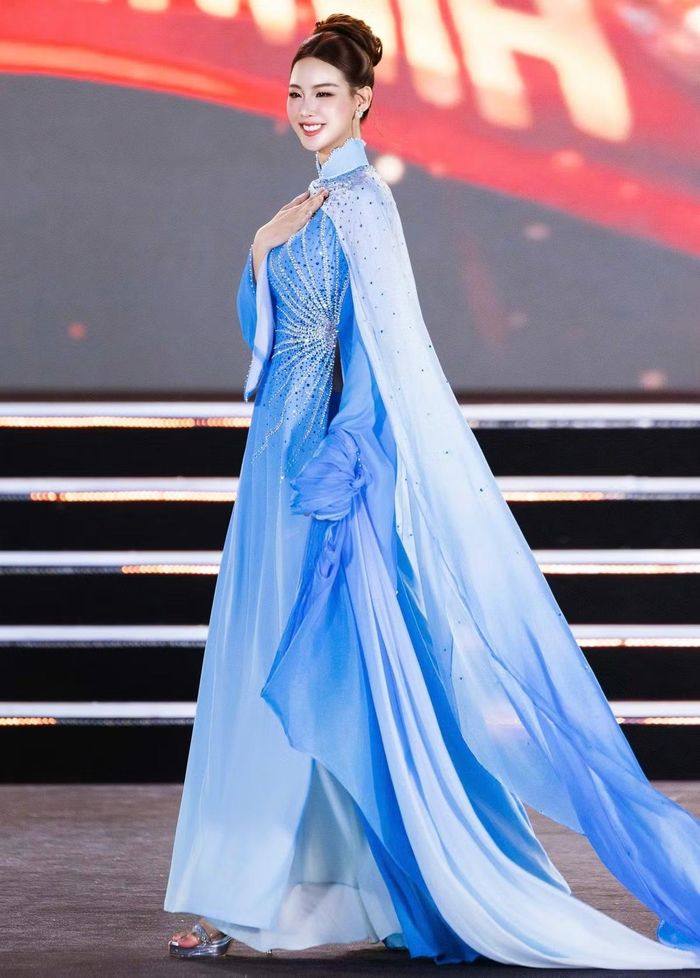 Bảo Ngọc trình diễn áo dài trên sân khấu chung kết Miss World 2026.
