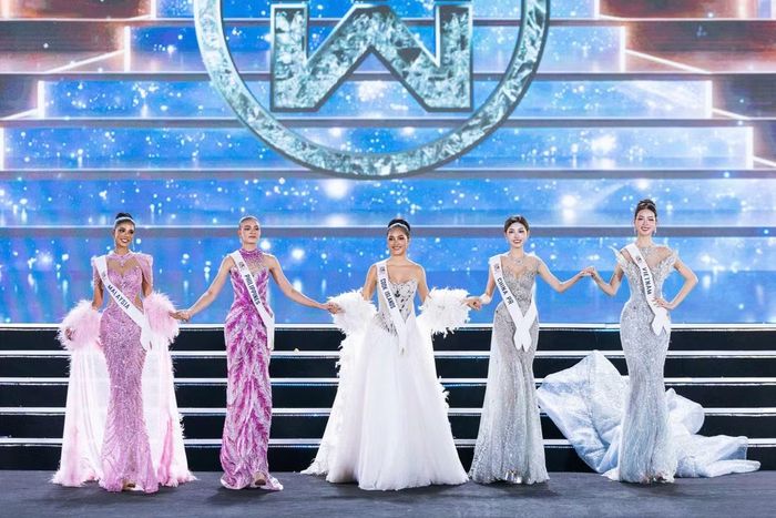 Bảo Ngọc cùng các thí sinh trên sân khấu Miss World 2026. Đại diện Việt Nam dừng chân ở Top 6 chung cuộc.