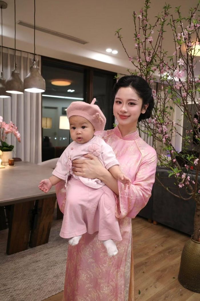 Nhan sắc rạng rỡ, vóc dáng gọn gàng cùng phong cách thời trang ấn tượng tiếp tục giúp cô trở thành cái tên được nhiều người quan tâm. Ảnh: FB Hàn Hằng