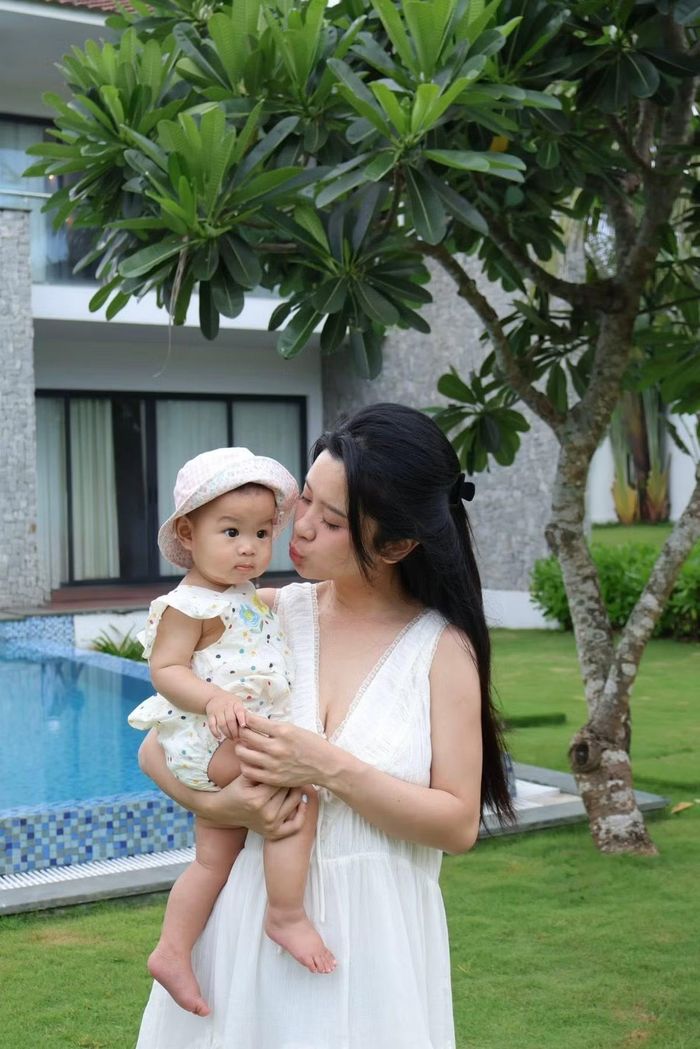 Sau khi có con, Hàn Hằng dường như không đánh mất phong cách cá nhân. Ngược lại, hình ảnh một bà mẹ trẻ tự tin, chăm chút cho bản thân và gia đình càng giúp cô nhận được sự yêu thích từ cộng đồng mạng. Ảnh: FB Hàn Hằng