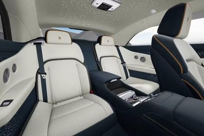 Khách hàng cũng có thể lựa chọn da Placed Perforation mới, cho phép tạo ra các hoa văn chính xác bằng kỹ thuật đục lỗ để hình thành những tác phẩm nghệ thuật độc đáo trên ghế. Ví dụ, Rolls-Royce đã tạo nên hình ảnh những đám mây dưới ánh trăng bằng cách đục 78.138 lỗ với 3 kích thước khác nhau trên tựa lưng và tựa đầu ghế.