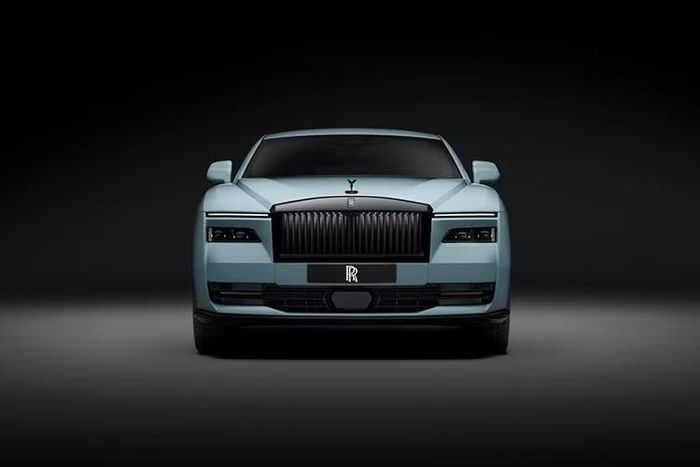 Chưa dừng ở đó, Rolls-Royce Black Badge Spectre Series II còn được trang bị pin đã được thiết kế lại giúp tăng phạm vi hoạt động thêm tối đa 18%, đồng thời rút ngắn thời gian sạc tới 14%. Với dung lượng tăng lên 112,4 kWh, pin cho phép xe có thể di chuyển tối đa 628 km theo chu trình WLTP sau mỗi lần sạc đầy, Khi pin yếu, bộ sạc nhanh DC công suất 195 kW có thể sạc từ 10% lên 80% chỉ trong khoảng 28 phút.