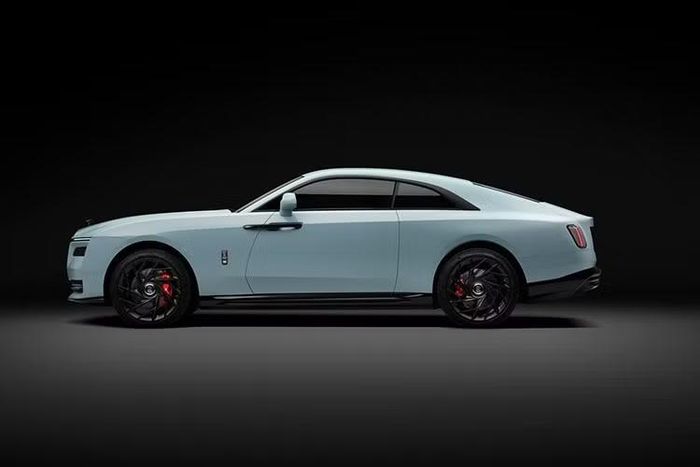 Trong chương trình trải nghiệm khách hàng quy mô lớn nhất từ trước đến nay của Rolls-Royce tại Saint-Tropez thuộc vùng Riviera, Pháp, mẫu xe tâm điểm chính là Rolls-Royce Black Badge Spectre Series II. Đây chính là mẫu Rolls-Royce mạnh mẽ nhất từng được phát triển.