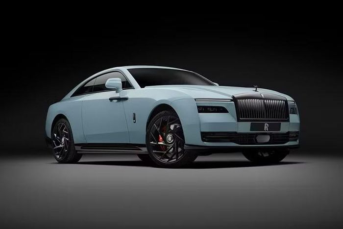 Mẫu sedan điện siêu sang Rolls-Royce Spectre phiên bản nâng cấp mang tên Series II đã chính thức trình làng vào hồi tháng 6/2026. Một trong những điểm nhấn của dòng xe này chính là phiên bản Black Badge mạnh mẽ hơn.