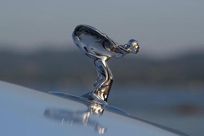 Không chỉ nhanh và mạnh hơn, Rolls-Royce Black Badge Spectre Series II còn có những điểm nhấn riêng về ngoại hình. Xe sở hữu gói trang trí ngoại thất Iced Black Exterior Detailing mới, thay thế phần lớn các chi tiết sáng màu bằng bề mặt nhám. Bên cạnh đó là bộ mâm mới nhằm tạo nên diện mạo uy lực hơn. Phía sau bộ mâm màu tối này là cùm phanh màu đỏ tương phản đậm chất thể thao.
