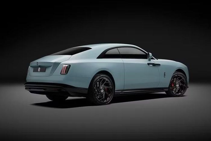 "Trái tim" của Rolls-Royce Black Badge Spectre Series II là 2 mô-tơ điện nâng cấp, tạo ra công suất tối đa 671 mã lực và mô-men xoắn cực đại 1.100 Nm. So với bản thường, xe mạnh hơn 78 mã lực và 85 Nm. Nhờ vậy, thời gian tăng tốc từ 0-96 km/h của Rolls-Royce Black Badge Spectre Series II chỉ dừng ở mức 4,1 giây, nhanh hơn 0,3 giây so với bản thường.