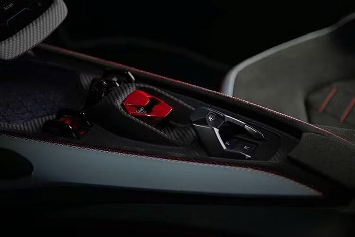 Hệ thống phanh sử dụng đĩa carbon-gốm CCM-R Plus với kích thước 420 mm x 40 mm ở phía trước và 410 mm x 32 mm ở phía sau. Một trang bị mới nữa trên Revuelto SV là hệ thống kiểm soát phanh tích hợp Integrated Braking Control. Hệ thống sử dụng cảm biến 6D được kết nối trực tiếp với bộ điều khiển phanh tích hợp để cung cấp các phép đo về gia tốc ngang, dọc và ngang, cũng như độ chúi, độ nghiêng và chuyển hướng.