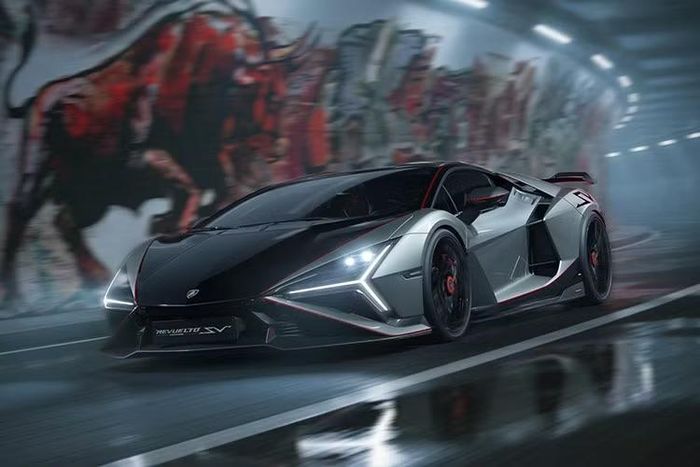 Theo tạp chí Autocar, việc sản xuất Lamborghini Revuelto SV sẽ được giới hạn trong vòng 2 năm và những chiếc xe đầu tiên dành cho khách hàng sẽ được bàn giao vào đầu năm sau. Ngoài Revuelto, Lamborghini hiện còn bán các mẫu xe khác ở Việt Nam, bao gồm Temerario và Urus.