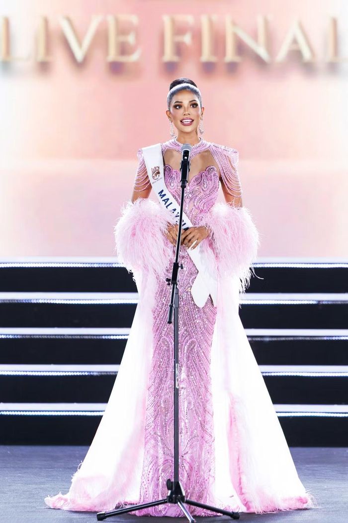 Đại diện Malaysia - Taanusiya Chetty trong phần thi ứng xử Top 6 Miss World 2026.