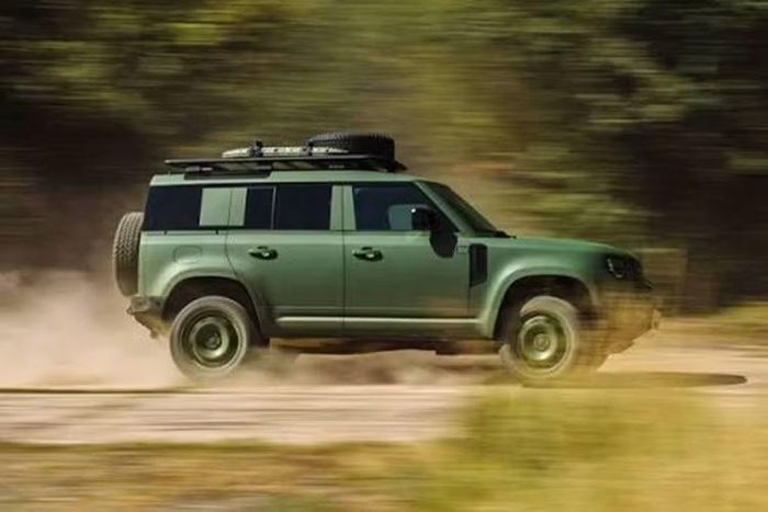 Cũng theo Land Rover, Defender đã chứng minh năng lực tại giải đua Dakar khắc nghiệt nhất hành tinh và trong một cuộc trình diễn tại khu thử nghiệm độc lập của Bộ Quốc phòng. Tại đây, Defender Wolf Series II được cho là mẫu xe duy nhất thành công vượt qua toàn bộ chướng ngại vật, thể hiện “khả năng off-road vượt trội”.