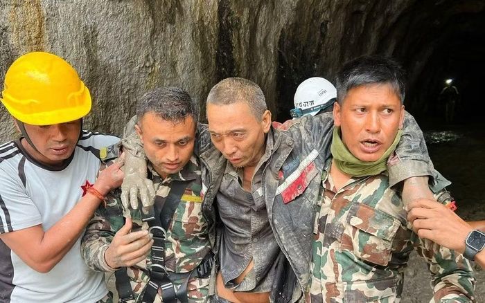 Một công dân Trung Quốc được các binh sĩ giải cứu trong chiến dịch đang diễn ra tại dự án thủy điện Trishuli-3A ở Rasuwa, Nepal, ngày 5/9/2026. Ảnh: Quân đội Nepal/AP.