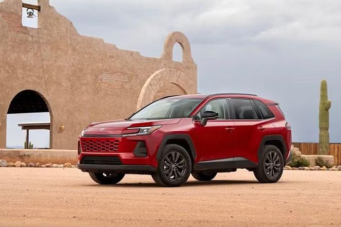 Dù kết quả đã cải thiện so với mức thấp 16.098 xe hồi tháng 2, RAV4 hiện chỉ đứng khoảng thứ 8 trên bảng xếp hạng doanh số toàn thị trường Mỹ năm 2026.