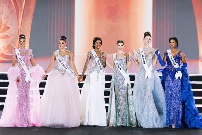 Bảo Ngọc (thứ hai từ phải sang) cùng các người đẹp trong Top 6 Miss World 2026.