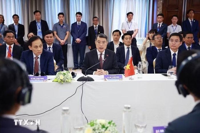 Thủ tướng Lê Minh Hưng làm việc với Đoàn đại biểu địa phương Nhật Bản. (Ảnh: Dương Giang/TTXVN)