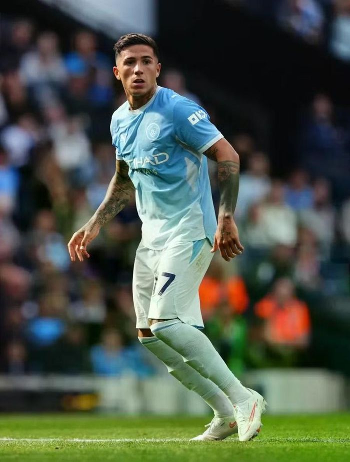 Enzo Fernandez có màn ra mắt bất ngờ sau khi Nico O'Reilly chấn thương lúc khởi động, rồi góp dấu giày vào bàn thắng duy nhất. Ảnh: Reuters