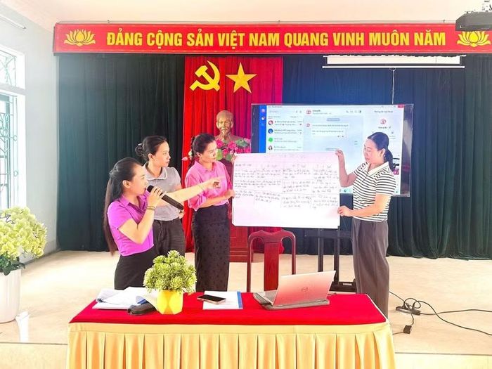 Giáo viên Trường Mầm non Bông Sen (xã Hương Khê, Hà Tĩnh) triển khai tập huấn Chương trình giáo dục mầm non thí điểm cho cán bộ giáo viên.