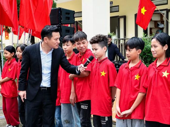Chuyên gia trao đổi với học sinh Trường THCS Ninh Thắng (phường Nam Hoa Lư) về phòng, chống bạo lực học đường. Ảnh: NTCC