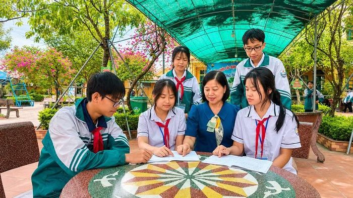 Giáo viên gần gũi, trò chuyện cùng học sinh Trường Tiểu học Nguyễn Tất Thành (phường Nam Định). Ảnh: Vân Anh