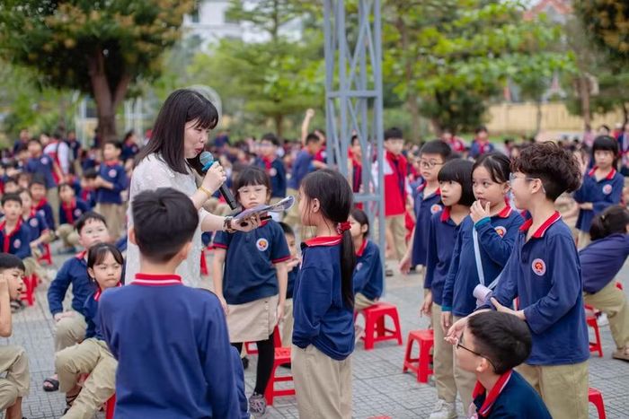Cô, trò Trường Tiểu học Trần Nhân Tông (phường Nam Định) trong một hoạt động tập thể tại trường. Ảnh: NTCC