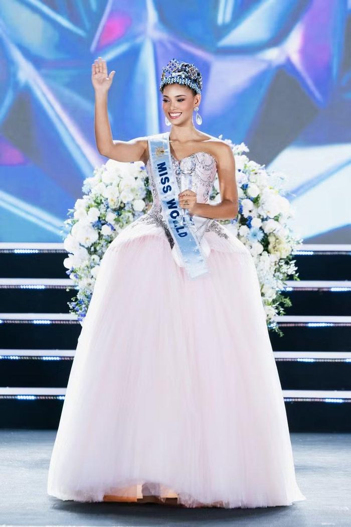 Tại Miss World 2026, cô luôn nằm trong nhóm các thí sinh được đánh giá cao trong các bảng xếp hạng sắc đẹp.