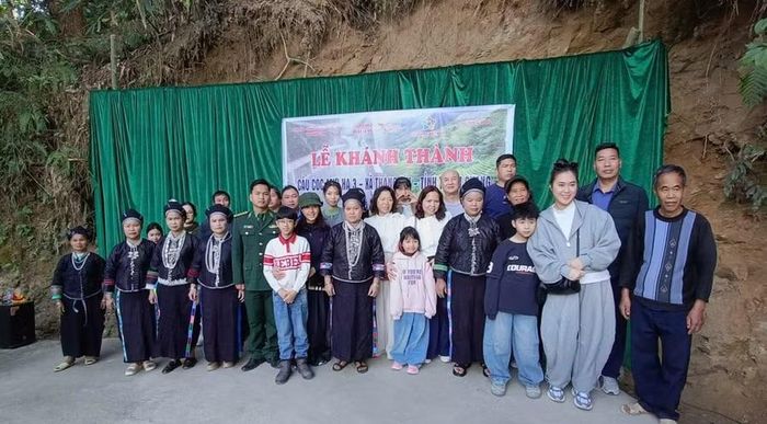 Người dân thôn Cóc Cái trong ngày khánh thành cầu Cóc Mưi Hạ.
