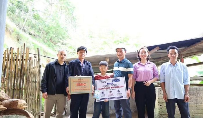 Chủ tịch UBND xã Thàng Tín Nguyễn Việt Tuân trao biển hỗ trợ mô hình chăn nuôi cho hộ dân thôn Pố Lồ.