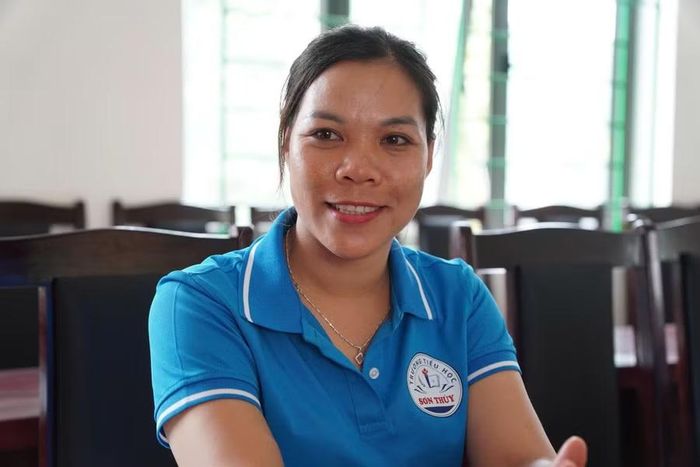 Cô giáo Vi Thị Thanh được trở về sau nhiều năm gieo chữ ở điểm lẻ.