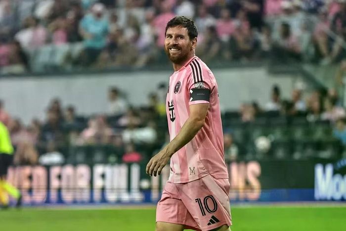 Lionel Messi từng có 47 trận sát cánh cùng Tevez trong màu áo Argentina, nhưng chưa bao giờ thi đấu cùng đội với Ronaldo. Ảnh: Shutterstock Editorial.