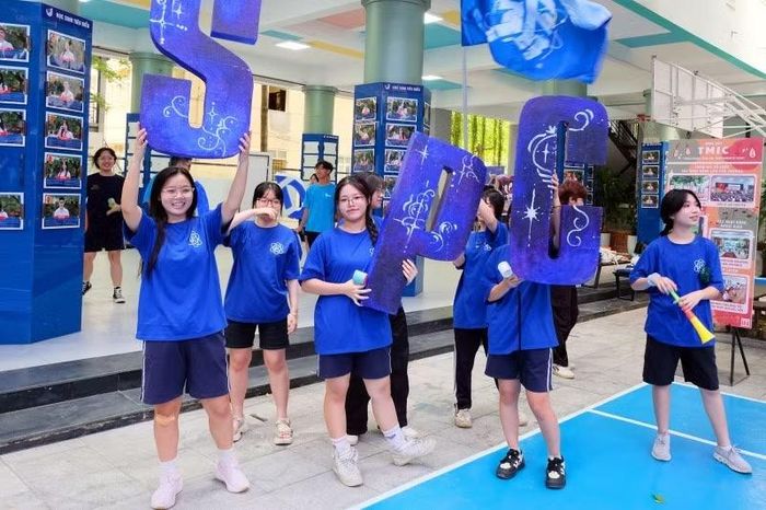 Học sinh khối 11, 12 tham gia chuẩn bị và dẫn dắt các em khối 10.