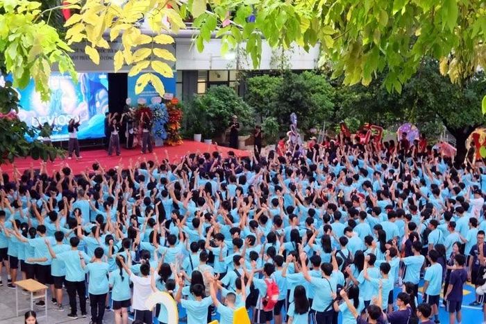 Tiết mục flashmob sôi động đã xóa tan đi những dè dặt ban đầu.