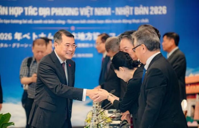 Thủ tướng Chính phủ Lê Minh Hưng chào các đại biểu Nhật Bản.