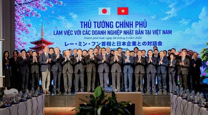 Thủ tướng chụp ảnh chung cùng các đại biểu.