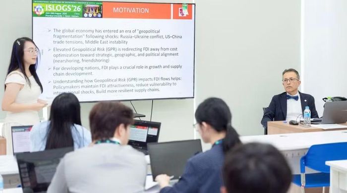 Nguyễn Thị Thanh Thủy trình bày báo cáo tại một hội thảo quốc tế.