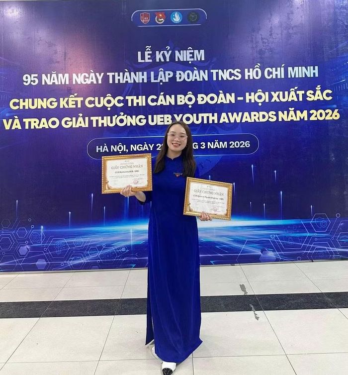 Nguyễn Thị Thanh Thủy bước ra từ một cuộc thi về công tác Đoàn - Hội.