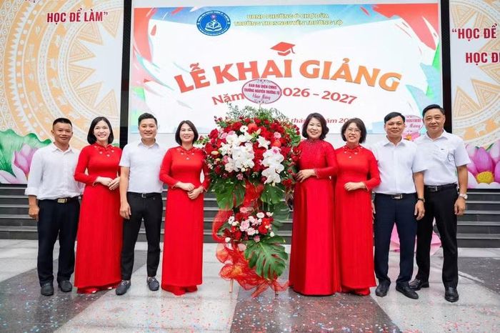 Ban Đại diện Cha mẹ học sinh Trường THCS Nguyễn Trường Tộ, phường Ô Chợ Dừa tặng hoa chúc mừng nhân ngày khai giảng năm học mới 2026-2027.