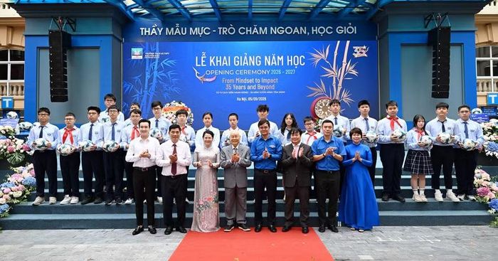 Thầy trò và các đại biểu dự lễ khai giảng tại Trường THCS & THPT Nguyễn Siêu, Hà Nội.