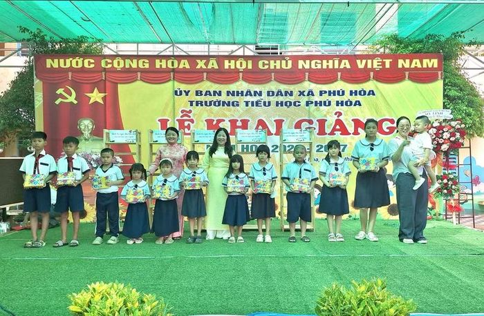 Trao tặng gói dụng cụ học tập cho học sinh khó khăn