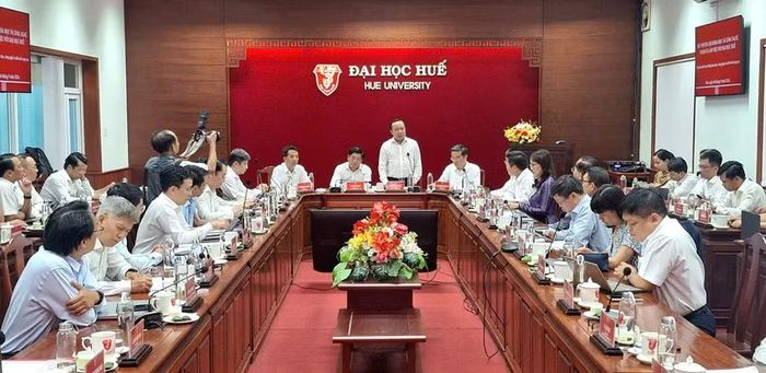 Buổi làm việc đã thẳng thắn chỉ ra những ưu điểm, khuyết điểm về phát triển KH&CN tại Đại học Huế.