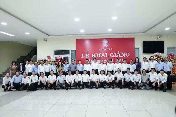 Các đại biểu chụp ảnh lưu niệm.