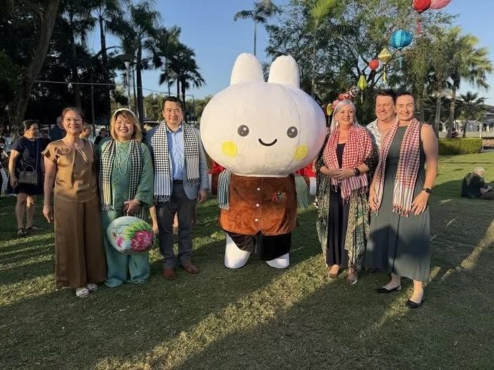 Tổng Lãnh sự Việt Nam tại Perth Phạm Hải Anh cùng các đại biểu tham dự Lễ hội Đèn lồng - Hoa đăng Việt Nam ở Darwin.