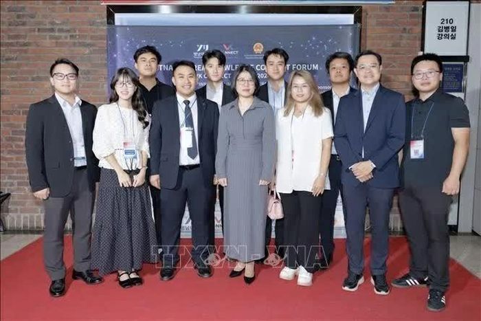 Tổng Lãnh sự Đoàn Phương Lan (ngoài cùng bên trái) trao giải cho các tác giả nổi bật ở 8 chủ đề. (Nguồn: TTXVN)