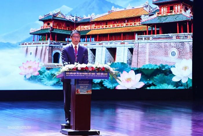 Đại sứ Nhật Bản Ito Naoki đọc thông điệp của Thủ tướng Nhật Bản Takaichi Sanae gửi tới Diễn đàn. (Ảnh: Thành Long)