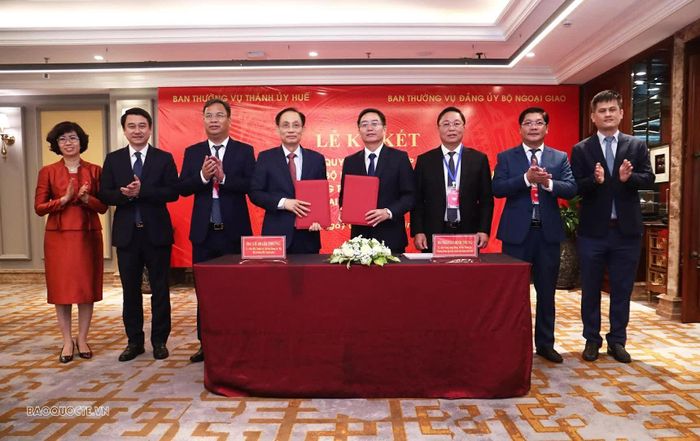 Quy chế quy định các nguyên tắc, nội dung và trách nhiệm phối hợp giữa Ban Thường vụ Đảng ủy Bộ Ngoại giao và Ban Thường vụ Thành ủy Huế trong lãnh đạo, chỉ đạo công tác đối ngoại và hội nhập quốc tế. (Ảnh: Thành Long)